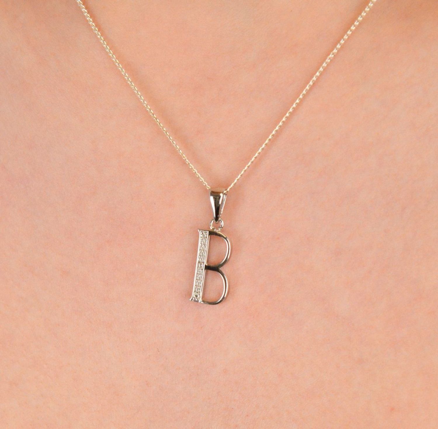 Literka srebrna próba 925, B zdobiona cyrkoniami AP17-0203 B Subtelna zawieszka w kształcie literki B, wykonana z wysokiej jakości srebra próby 925 i ozdobiona błyszczącymi cyrkoniami. 1.jpg